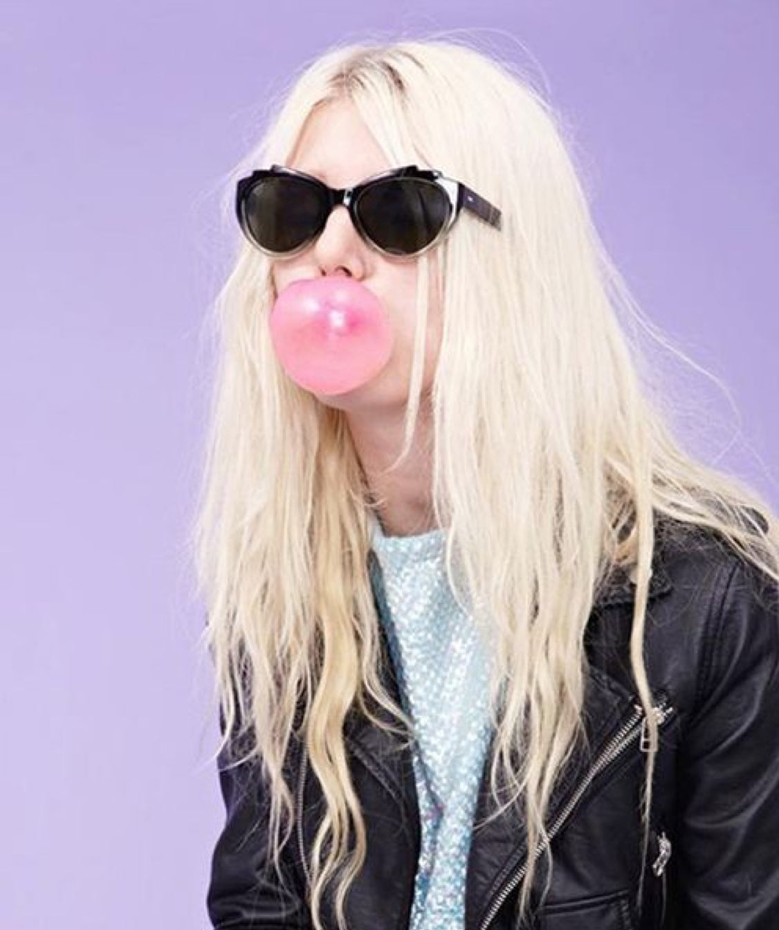 woman with sunglasses chewing bubble gum